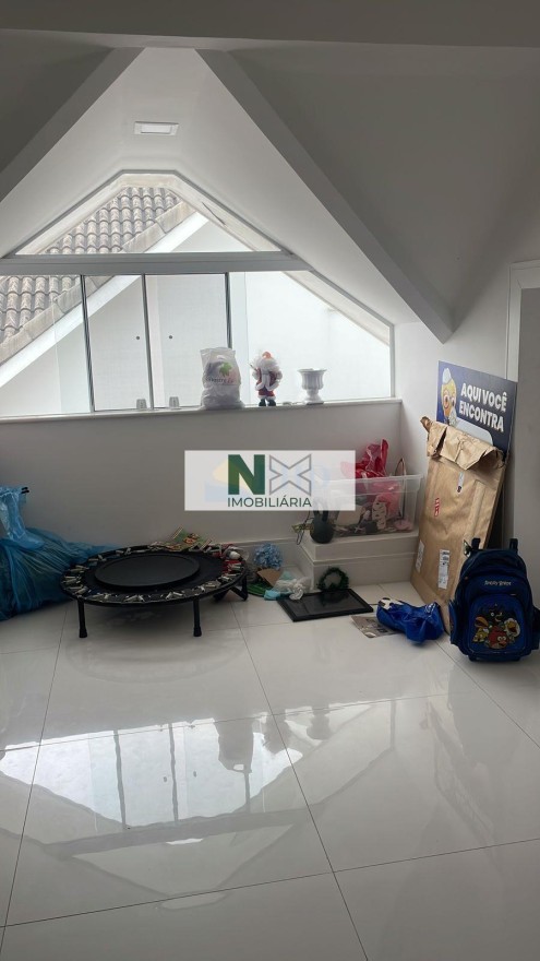 Casa 5 Quartos 329m² 